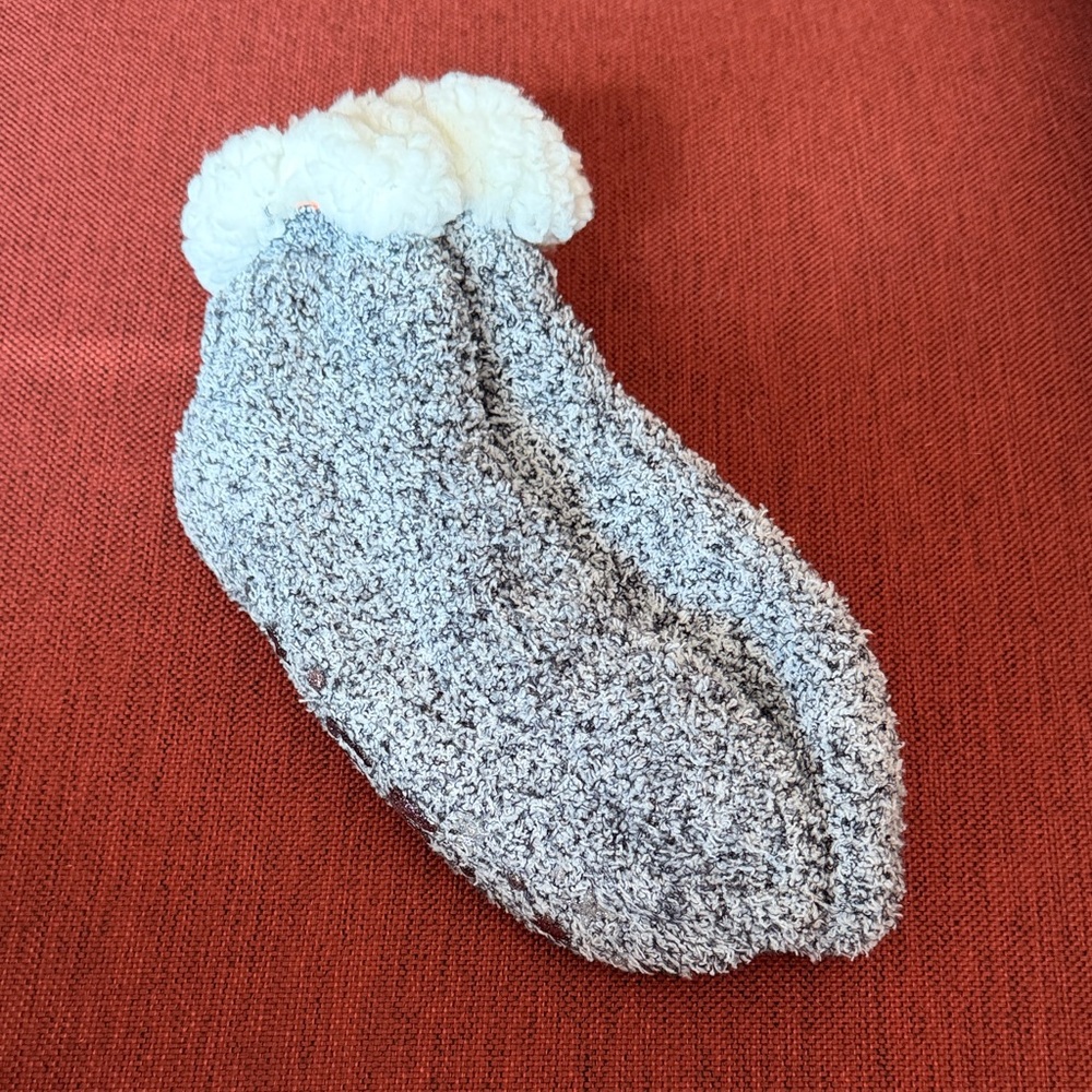 BRAND NEW Muk Luks Cozy Gray / White Quilted Knit Plush Socks / Slippers